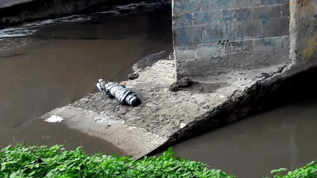 el cuerpo estaba en el rio completemente atado con cinta okok