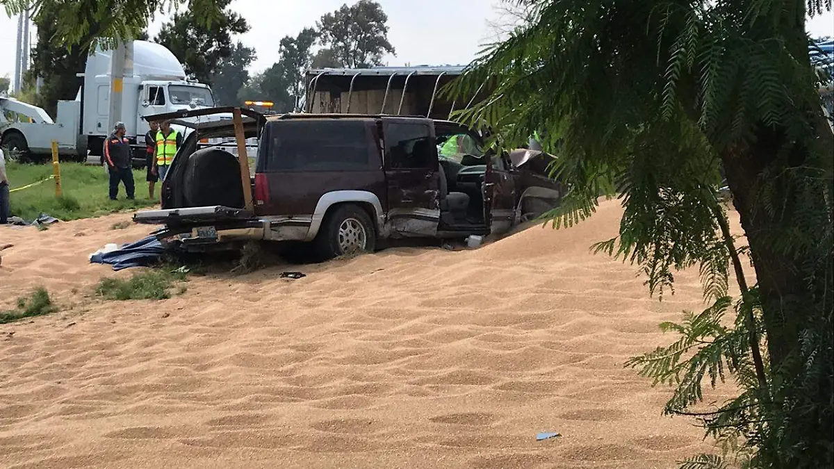 la camioneta quedo impactada en el trailer