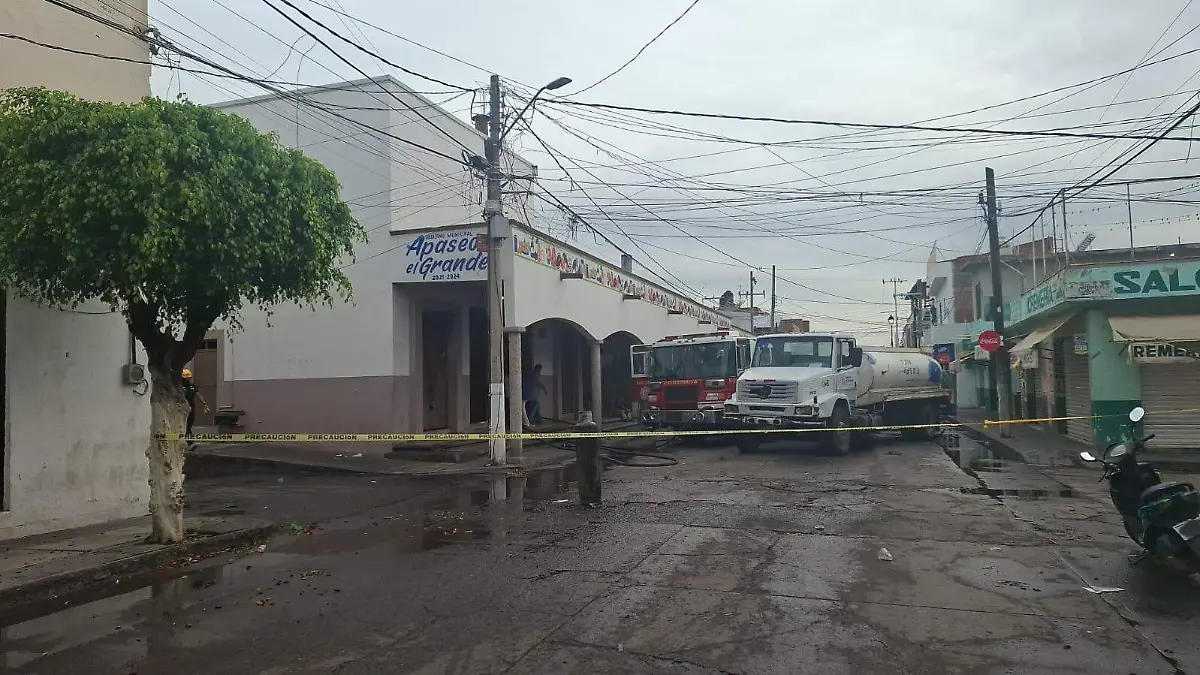 Se-incendia-mercado-municipal-Antonio-Plaza