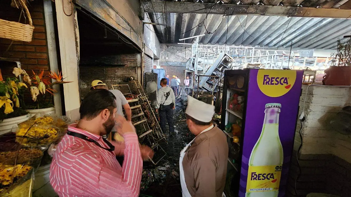 Se-incendia-mercado-municipal-Antonio-Plaza