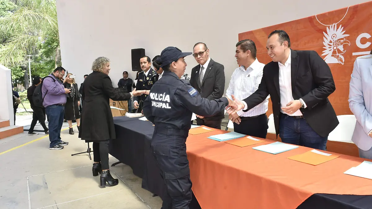entrega de reconicimientos a policias en cortazar (3)