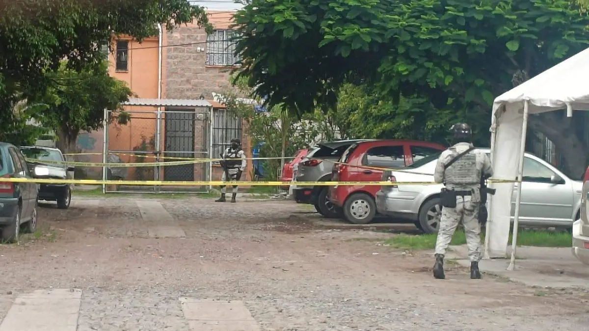 Balean-a-dos-hombres-mientras-platicaban  (1)