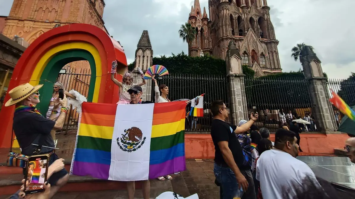 Con-banderas-demostraron-su-orgullo