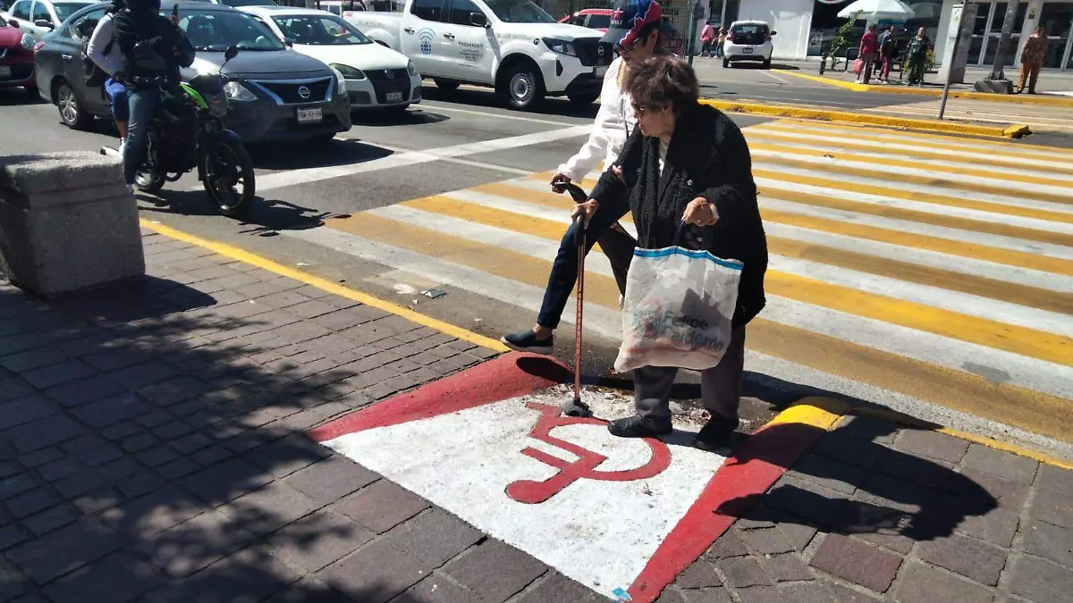 Rampa pintada de blanco y guindo