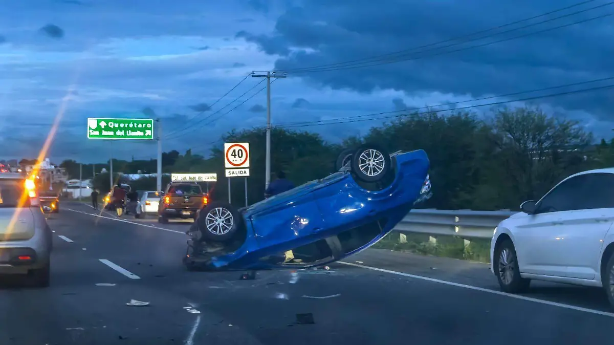 aparatoso-accidente-en-carretera-Celaya-Querétaro