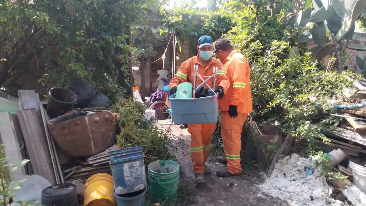 Apoyando a los vecinos afectados en retirar lo perdido