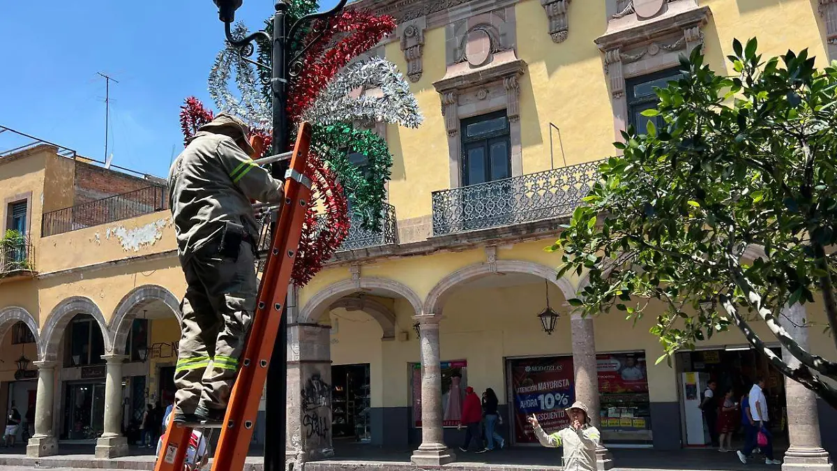 Trabajadores de alumbrado público de Celaya en su labor para vestir a la ciudad del mes patrio