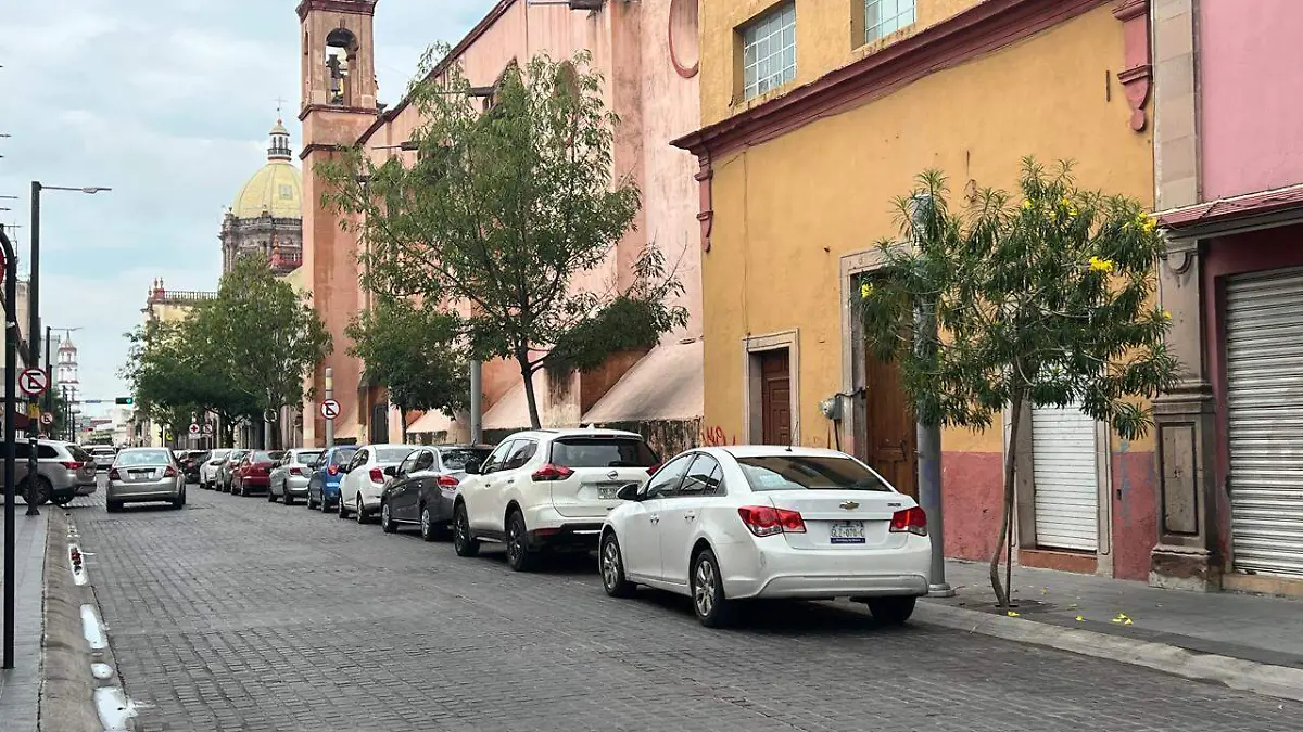 Calle de Francisco I Madero donde desde muy temprano buscan un lugar de estacionamiento