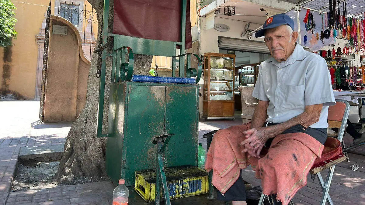 Señor ángel Núñez, con 18 años de dedicándose a bolear zapatos en la casa de Independencia