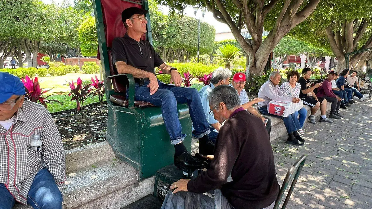 Representante de los boleros en Celaya, Roberto Vera, en su labor cotidiana en el jardín de Celaya.