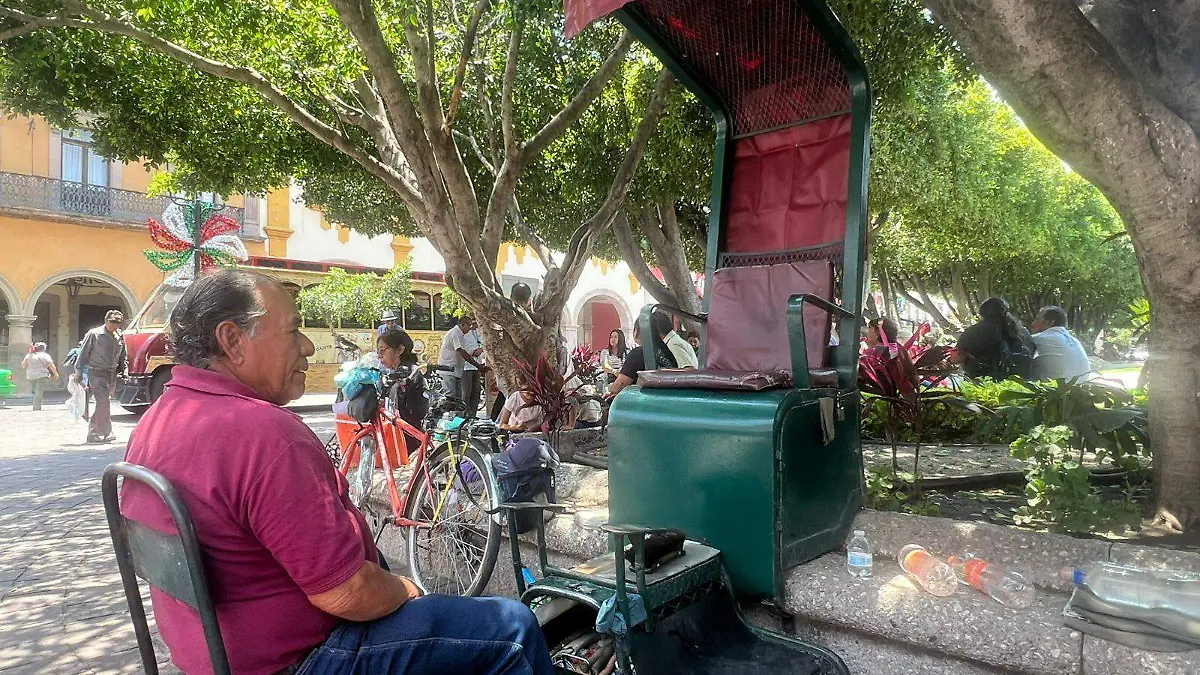 Julián Gutiérrez, teniendo más de 50 años dedicándole a bolear zapatos en el jardín de Celaya.