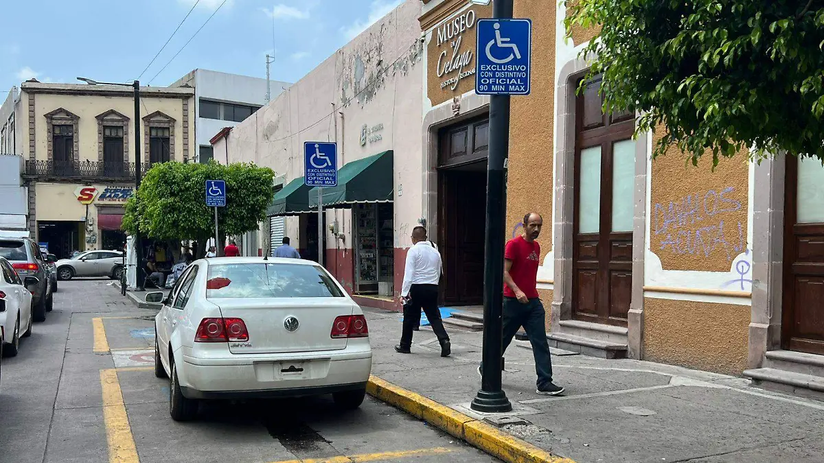 Se tiene que portar con el distintivo oficial para ser uso de los cajones para personas con discapacidad