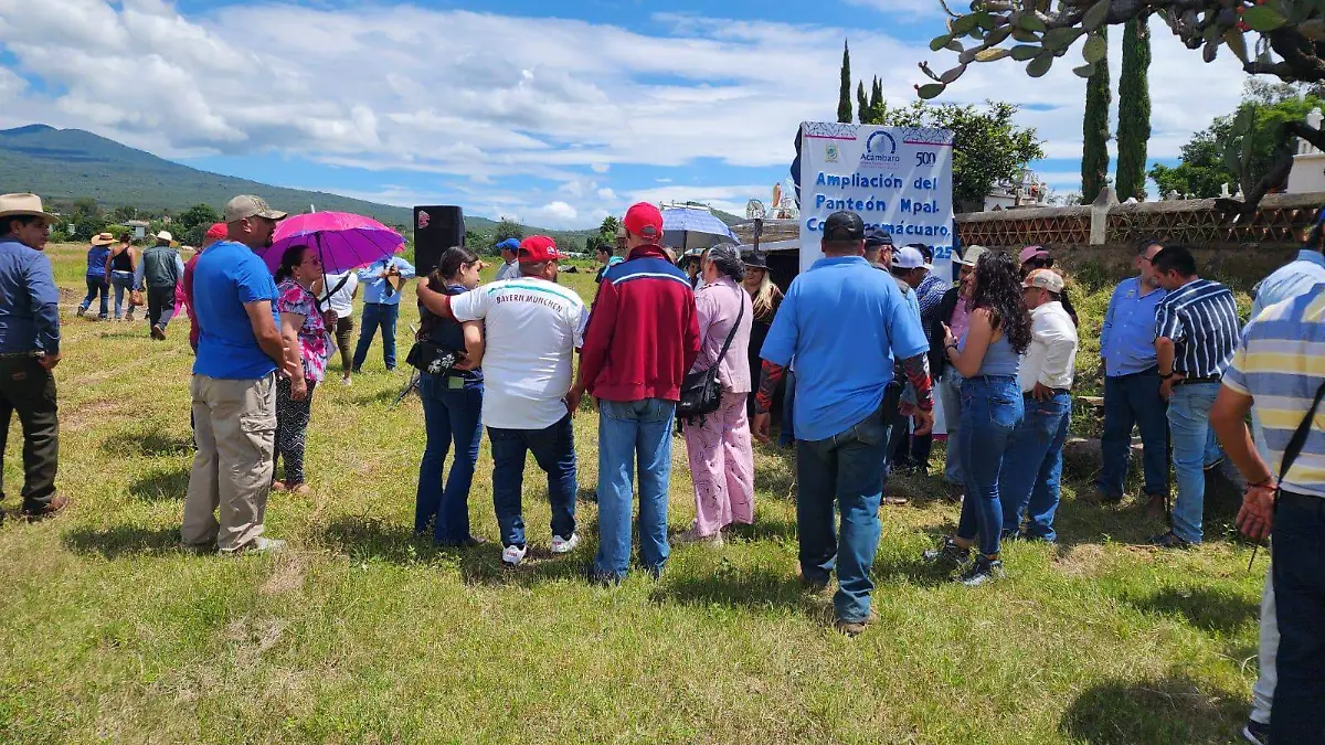 Entrega de ampliación de panteón en Chamácuaro