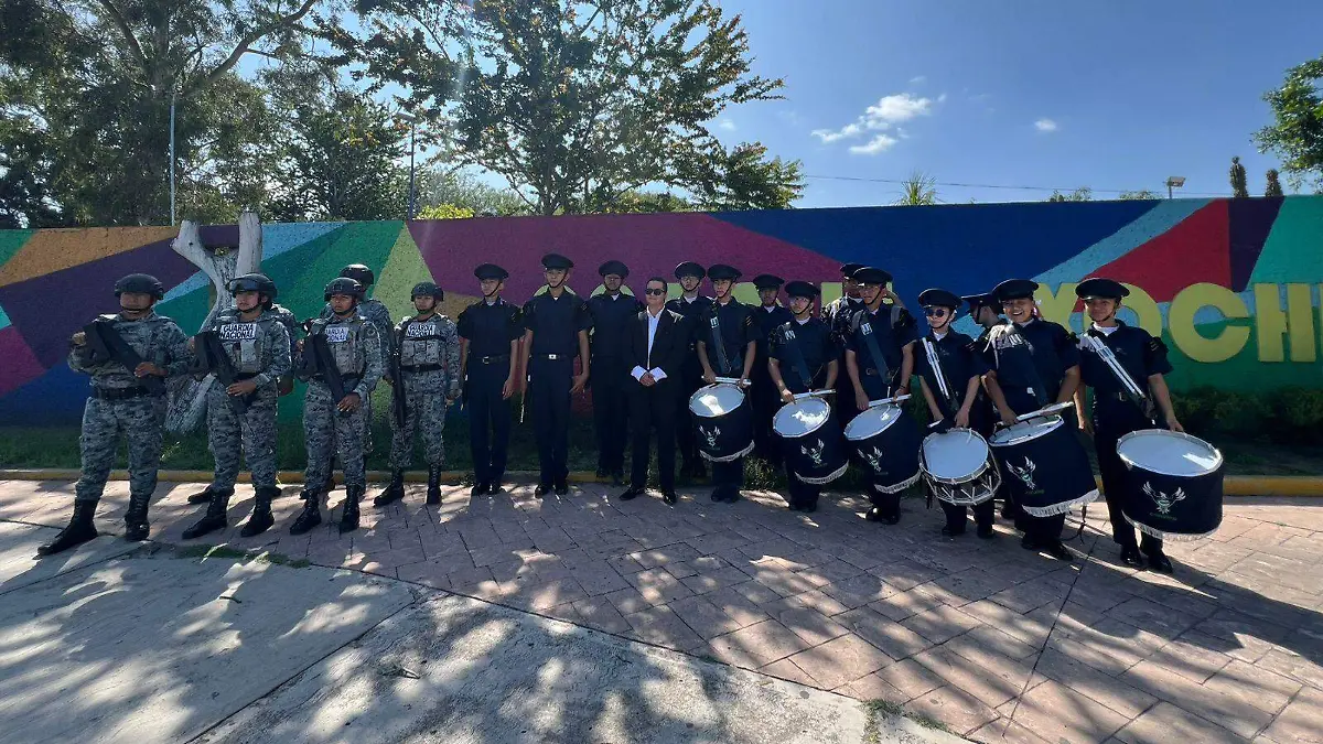 Director del Parque Xochipilli, Santiago Pi, junto con la nada de Guerra de Plantel Conalep
