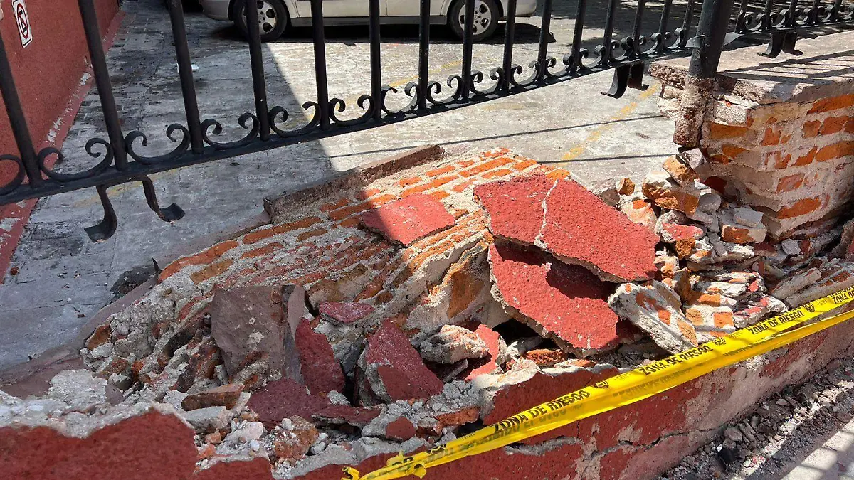 Aún se mantienen los escombros de la barda dañada en la Catedral del Celaya