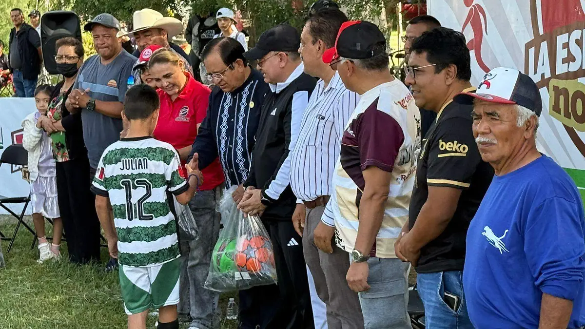 Entregaron material deportivo. 