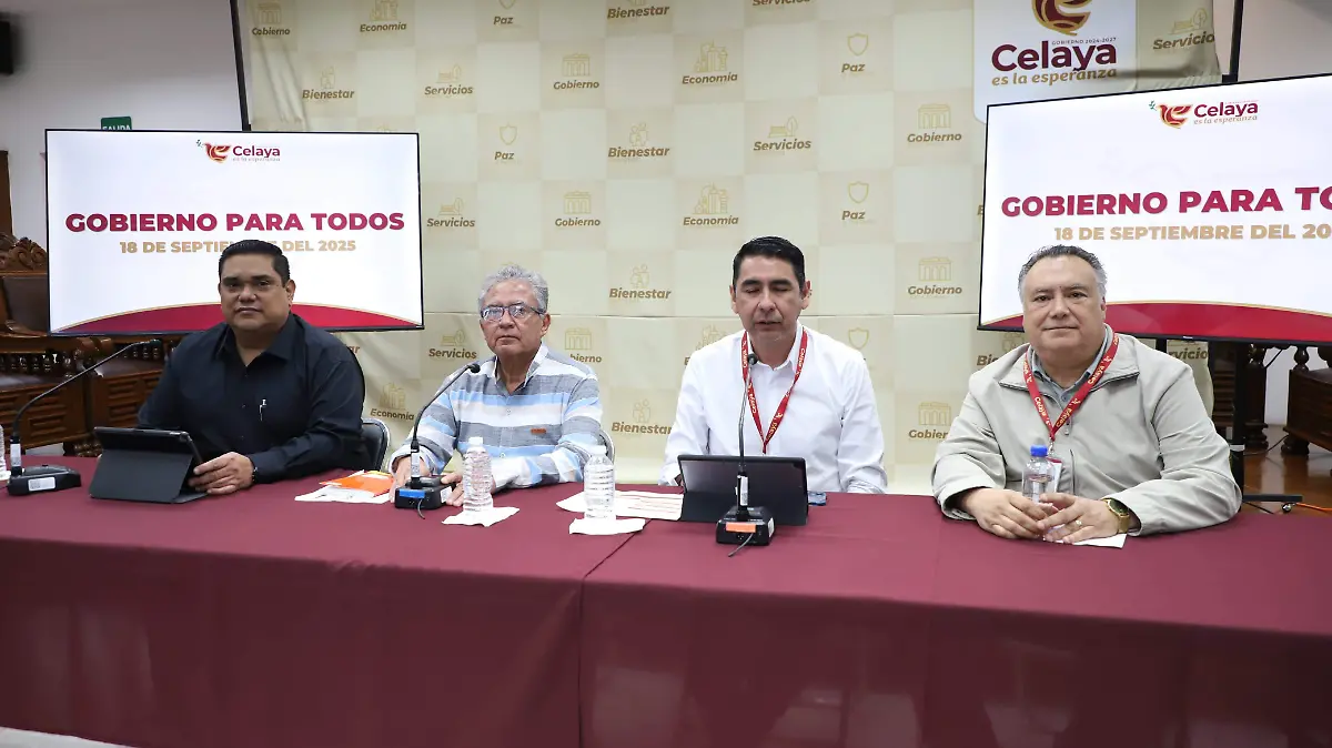 Rueda de prensa con el eje Gobierno para Todos, el tesorero municipal Juan Almaraz Vilchis el director de Sistemas, Sergio Pérez, acompañados por el jefe de gabinete, Gustavo Paloalto.