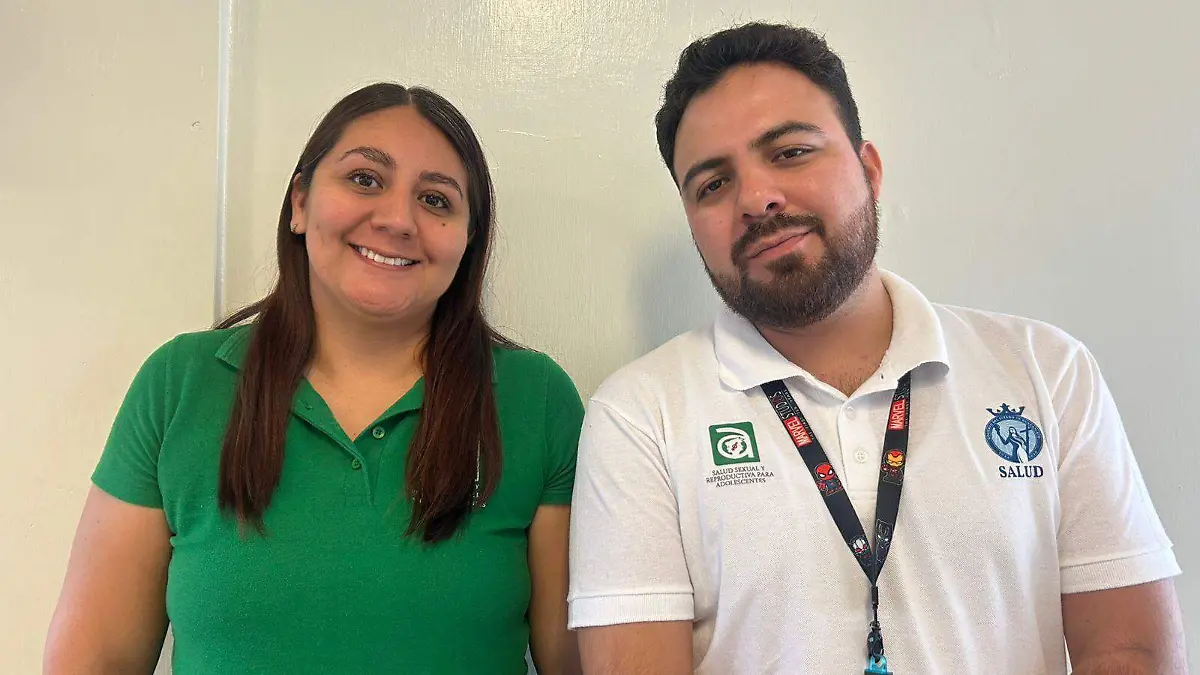 Silvia Tonya López, responsable, jurisdiccional de salud, sexual y reproductiva para adolescentes, junto con Roberto Trejo, médico de la unidad de EDUSEX