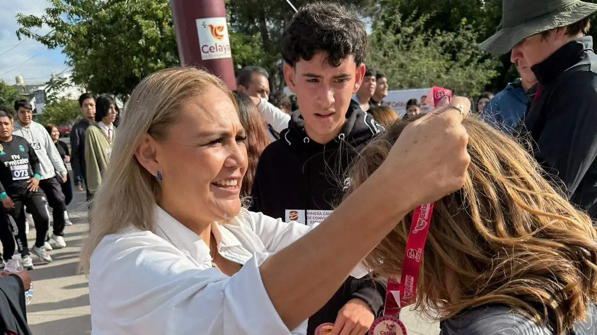 La titular de Sidec, Alma Gorety Martínez, premio a los ganadores. 