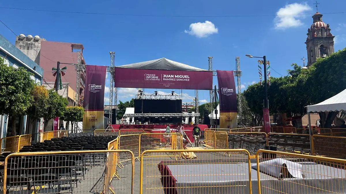 Colocación del escenario del primer informe del Gobierno del presidente municipal de Celaya, Juan Miguel Ramírez Sánchez