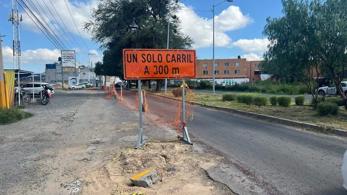 Delimitando el cierre a un solo carril sobre esta parte de la avenida