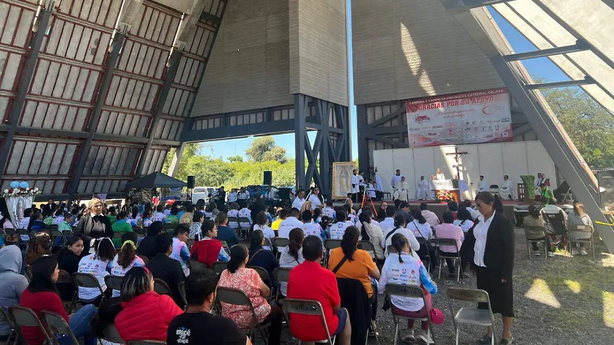 Feligreses acuden a la misa