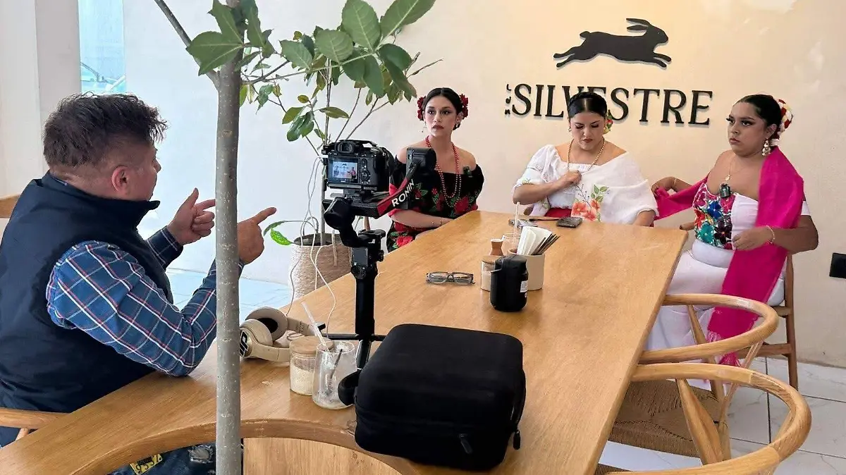 El director, Rubén Sandoval, muestra su gran pasion con la camara y el cine independiente
