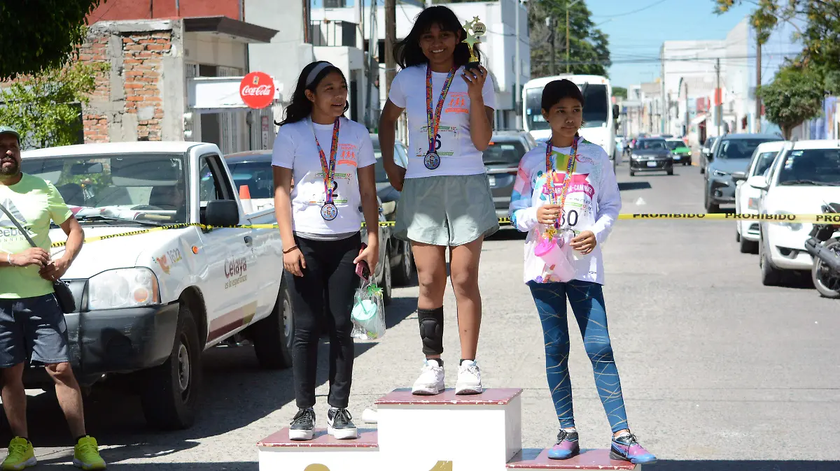 Los ganadores fueron premiados con un trofeo.