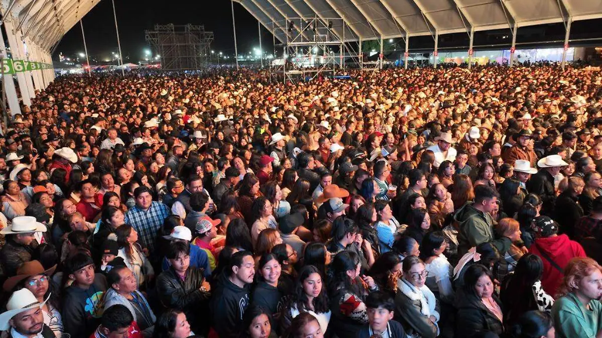 Miles de asistentes corearon los éxitos de Intocable en la Feria de San Miguel de Allende 2025.
