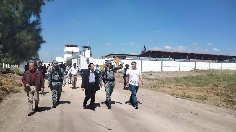 El presidente municipal Juan Miguel Ramírez se comprometió a hacer dos accesos para facilitar la entrada y salida de las unidades.