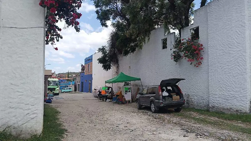 A las afueras del predio se monta la guardia de voluntarios para estar pendientes de los animalitos.