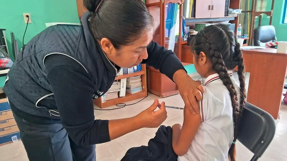 Vacunan a niñas contra el VPH2