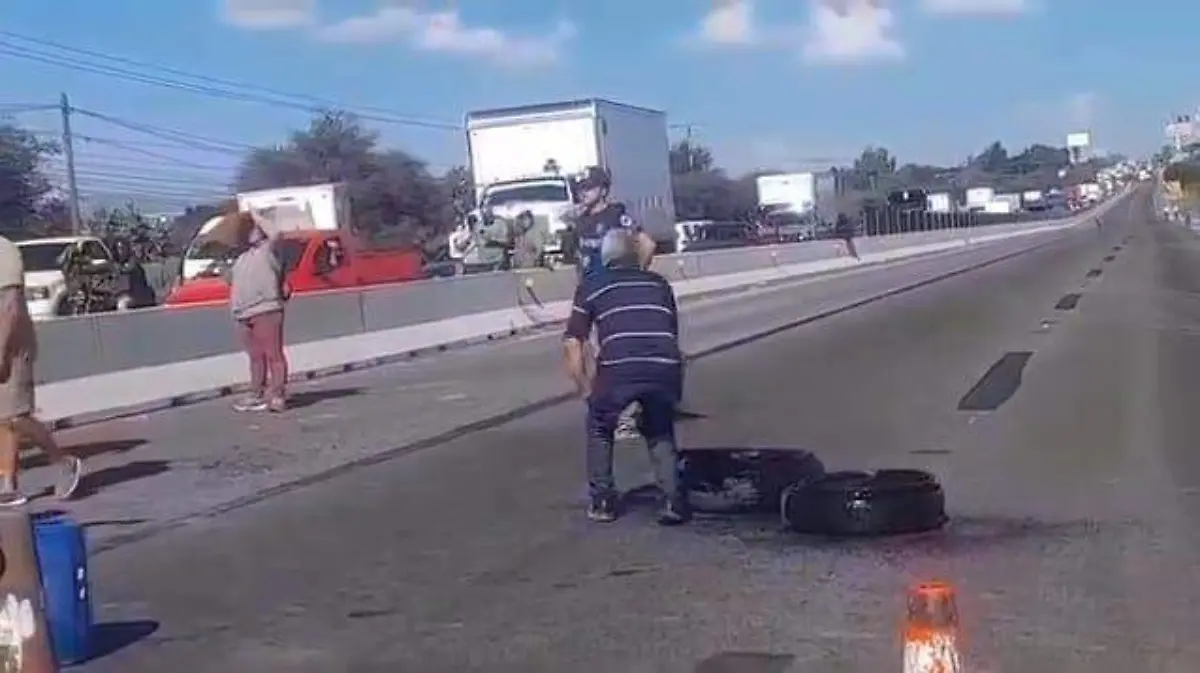 Bloquean carretera libre Celaya-Querétaro2