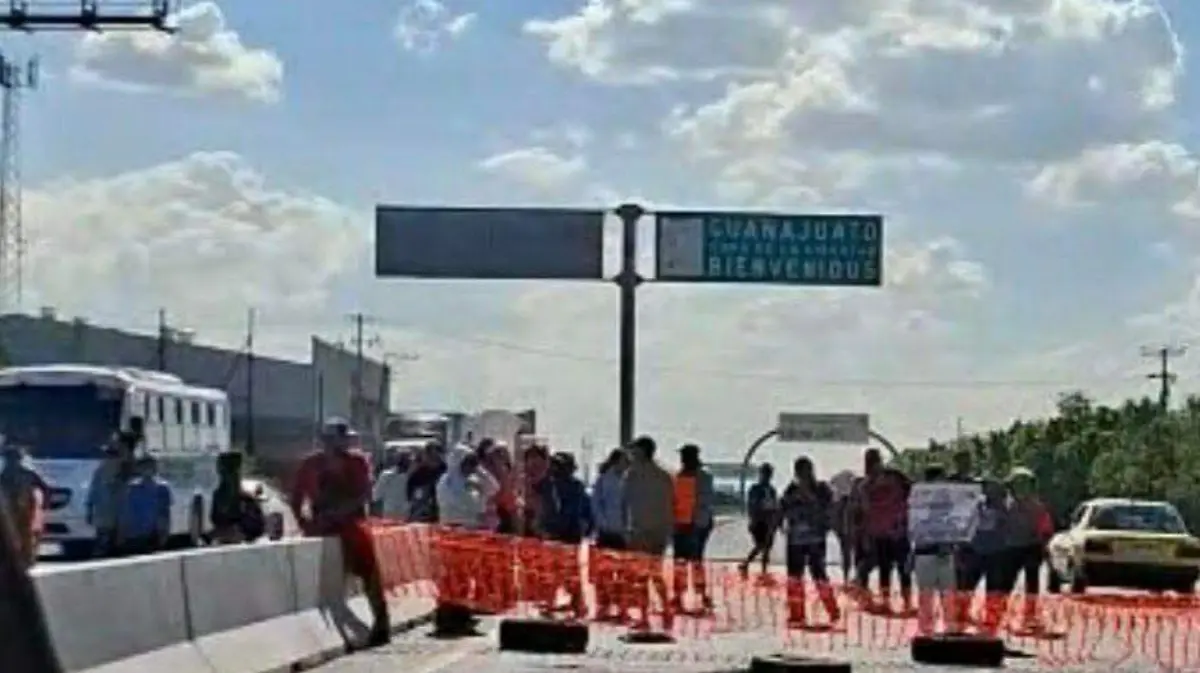 Bloquean carretera libre Celaya-Querétaro3