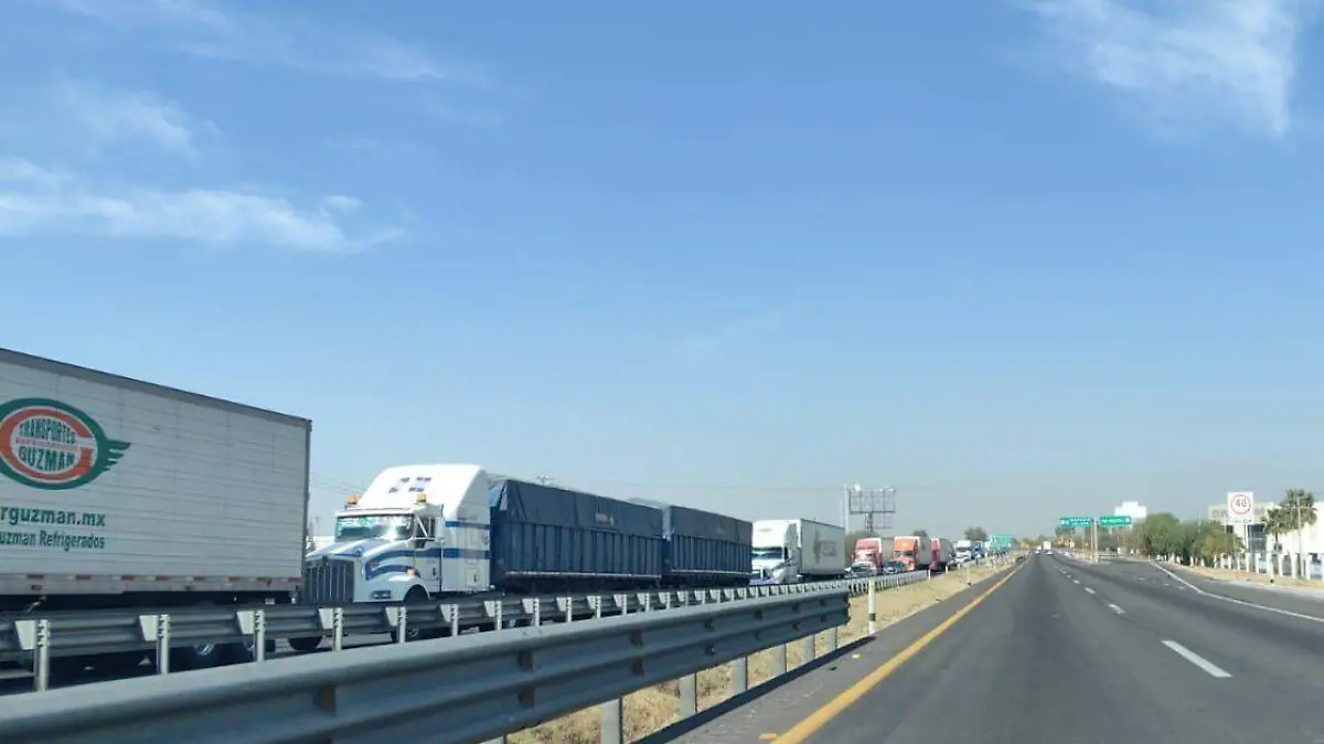 Hubo una larga fila de autos por el accidente incluso duro varias horas en restablecerse la circulación 