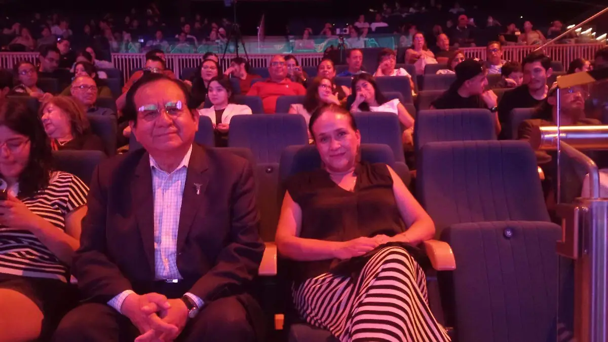 Juan Miguel Ramírez Sánchez, presidente municipal y Aleida Ocampo, directora del INSMACC disfrutaron de la función.