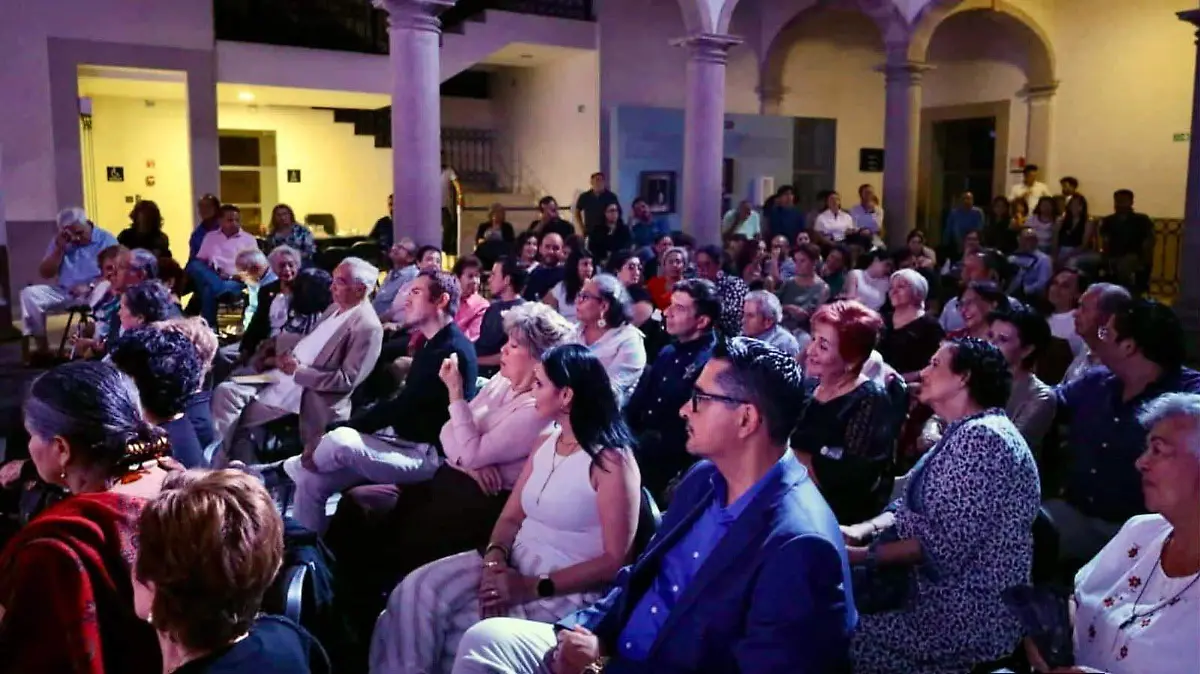 Los asistentes se mostraron muy atentos en esta presentación editorial.