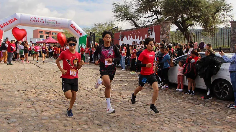Adultos, jóvenes y niños participaron en esta carrera de 3 y 5 kilómetros.