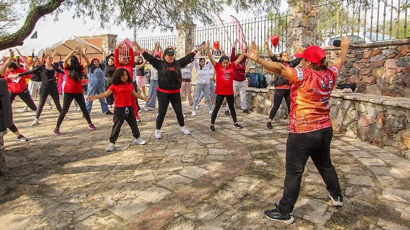 Decenas de participantes se reunieron desde temprano en el Parque Zeferino para activarse antes de la carrera.