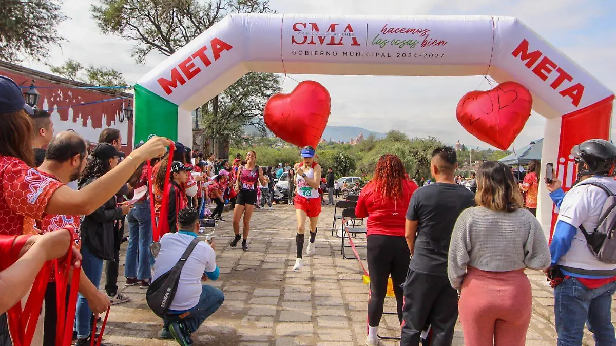Los corredores participantes recibieron medallas por parte de los organizadores.