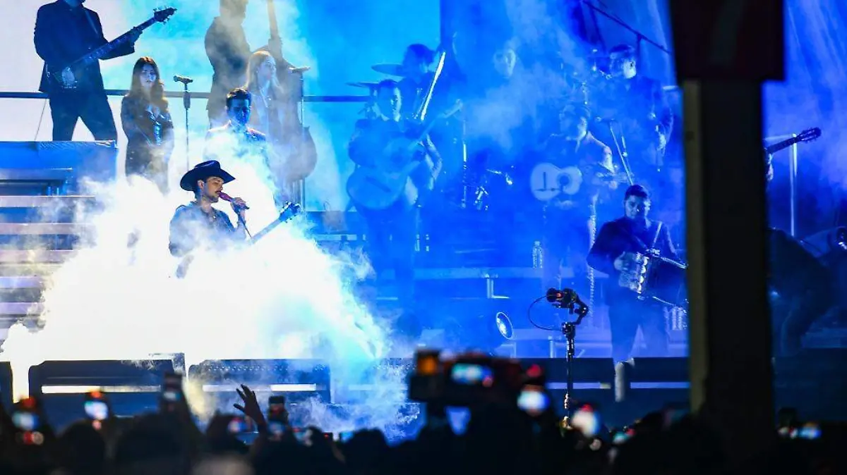 Christian Nodal durante su presentación en la Feria de los Sanmiguelenses 2025
