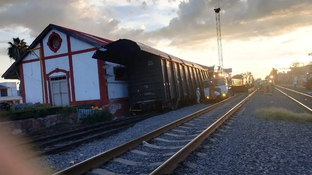 Descarrilamiento del tren ha daños los muros de la antigua estación 