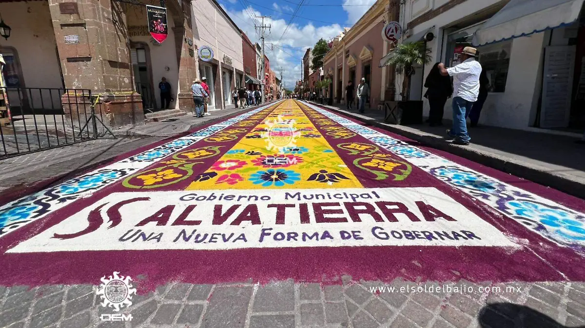 El tapete está realizado por artesanos de Huamantla, del estado de Tlaxcala.