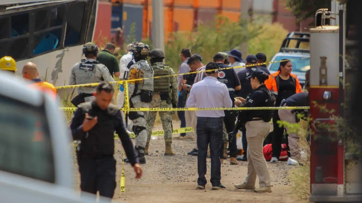 Vecinos de la comunidad observan consternados el área acordonada mientras continúa el operativo de rescate.