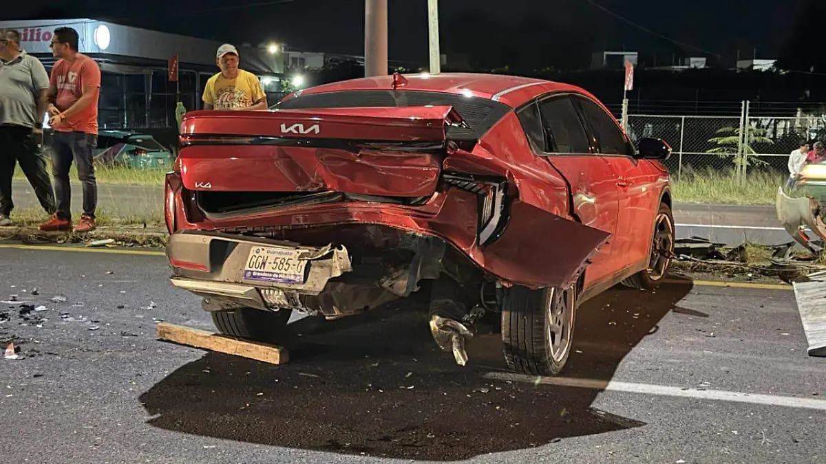 Choque en Av. Constituyentes, Celaya2