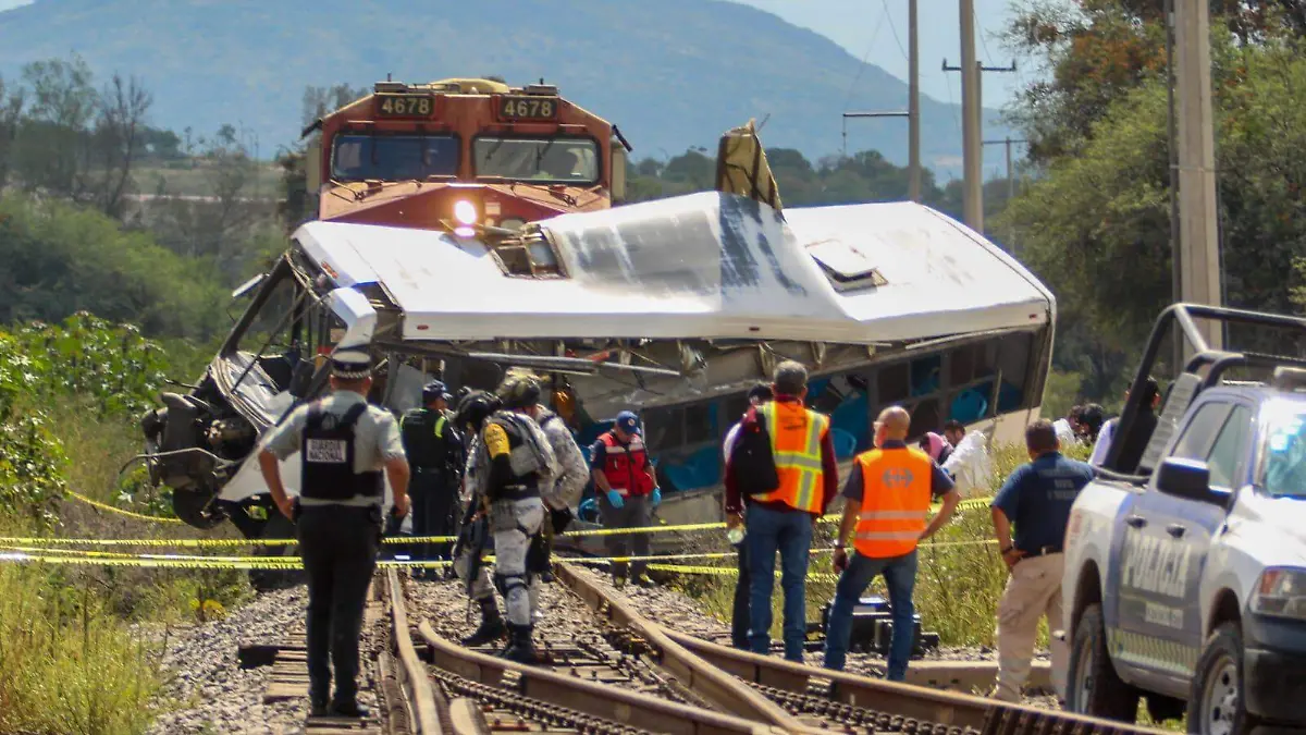 Trágico choque entre autobús y tren en Comonfort