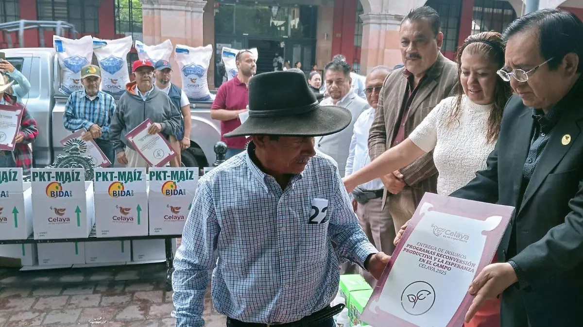 Juan Miguel Ramirez Sánchez entregó apoyo agrícolas.