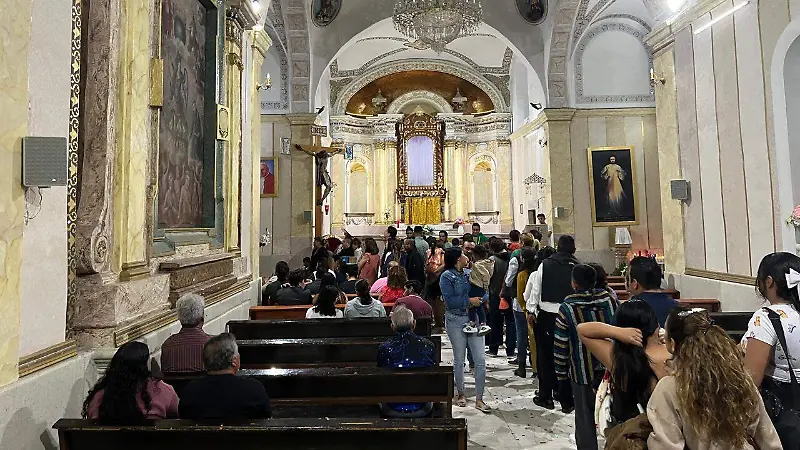 Feligreses acuden a la iglesia en honor a SanMiguel San Gabriel y San Rafael