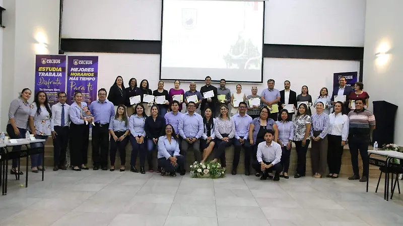 Al finalizar el coloquio, los participantes recibieron un reconocimiento