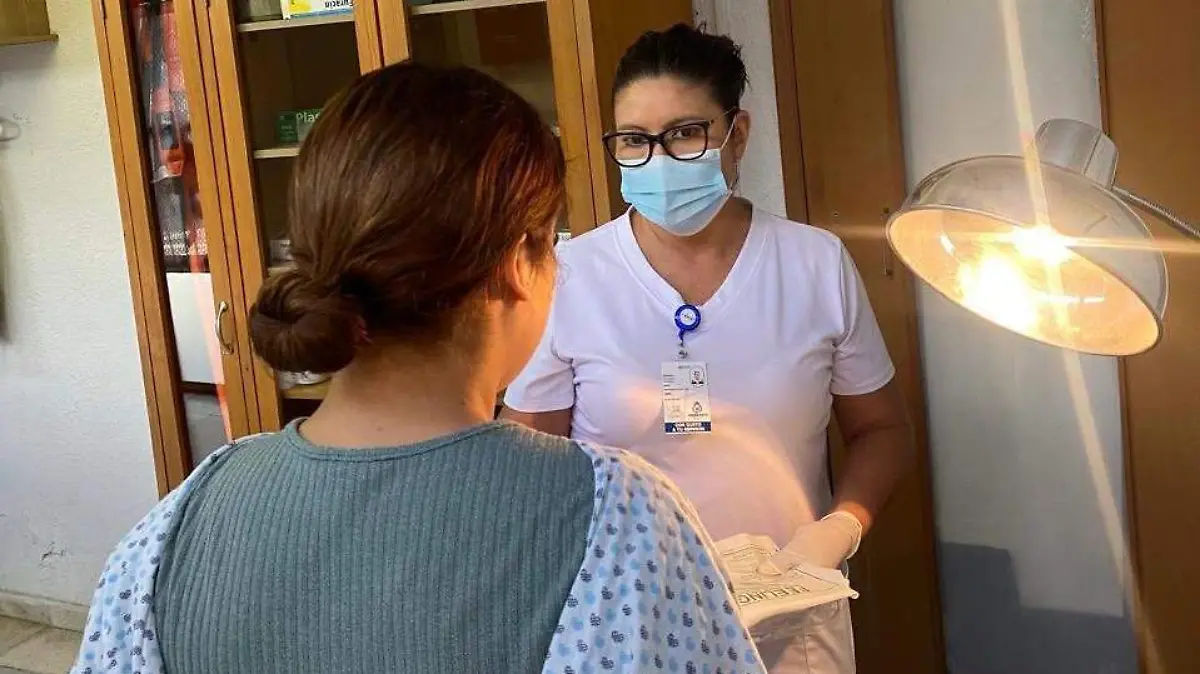 En los centros de salud, bajo supervisión de profesionales de la salud, se realiza una exploración clínica de mama
